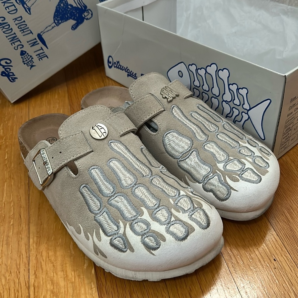 OM New York Gray Suede Clogs with Fishbone Design